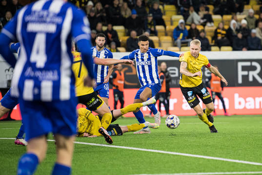 Elfsborgs Johan Larsson och IFK Göteborgs Alexander Jallow