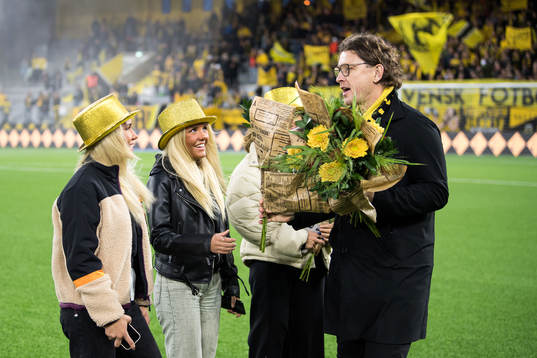 Elfsborgs klubbchef Stefan Andreasson överlämnar blommor