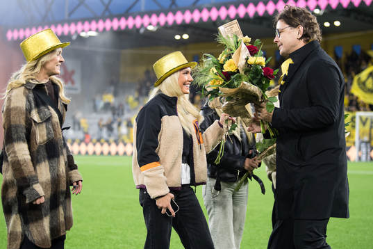 Elfsborgs klubbchef Stefan Andreasson överlämnar blommor