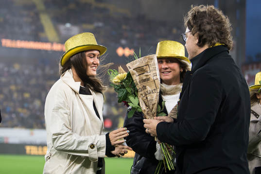 Elfsborgs klubbchef Stefan Andreasson överlämnar blommor