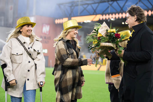 Elfsborgs klubbchef Stefan Andreasson överlämnar blommor