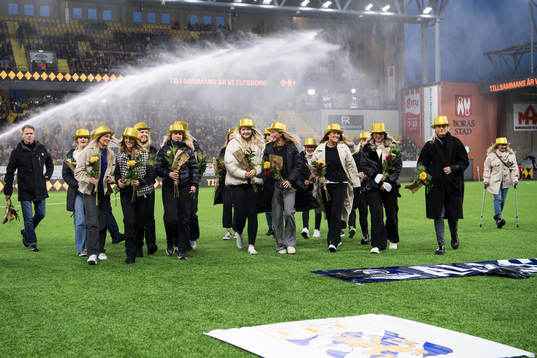 Elfsborgs damlaget med blommor och guldhattar