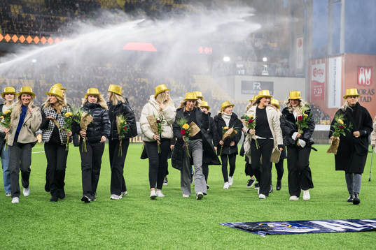 Elfsborgs damlaget med blommor och guldhattar