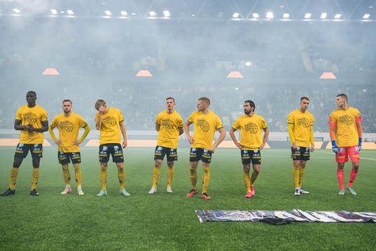 Elfsborgs spelare iförda tröjor med texten ”Rädda