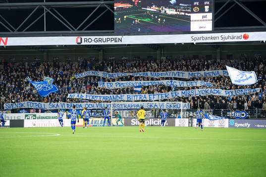 IFK Göteborgs supportrar med banderoller
