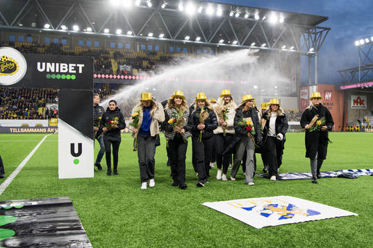 Elfsborgs damlaget med blommor och guldhattar