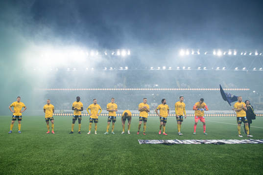 Elfsborgs spelare iklädda tröjor med texten ”Rädda