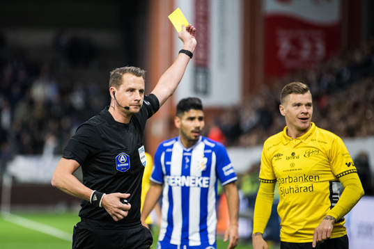 Domare Andreas Ekberg visar gult kort