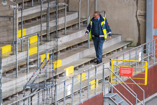 En ordningsvakt inspekterar läktare