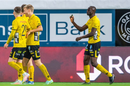 Elfsborgs Maudo Lamine Jarjué håller upp ett föremål