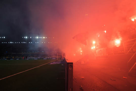 IFK Göteborgs supportrar med bengaliska eldar