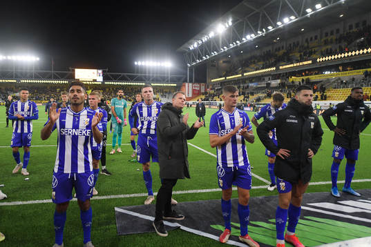 IFK Göteborgs tränare Mikael Stahre tackar supportrarna