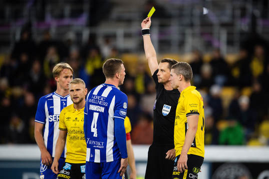 IFK Göteborgs Calle Johansson tilldelas ett gult kort av