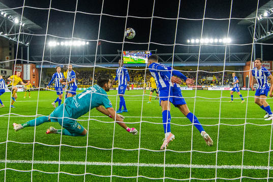 IFK Göteborgs målvakt Giannis Anestis och Alexander Jallow