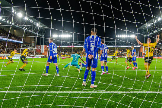IFK Göteborgs Simon Thern, målvakt Giannis Anestis och