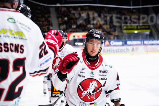 Vita Hästens Filip Cruseman jublar