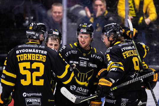 Västerås Mathias From jublar med lagkamrater