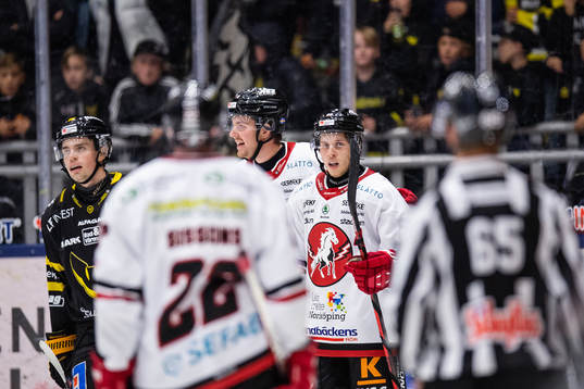 Vita Hästens Ludwig Stenlund och Corey Mackin jublar