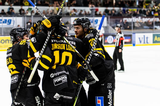Västerås Jimmie Jansson jublar med lagkamrater
