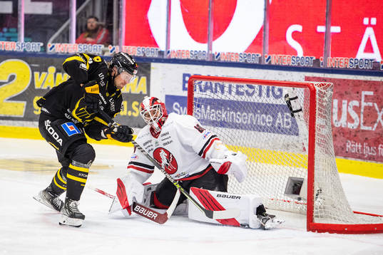 Västerås Mikael Frycklund och Vita Hästens målvakt Adam