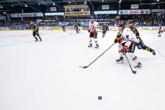 Vita Hästens Hampus Olsson och Västerås Gabriel Kangas