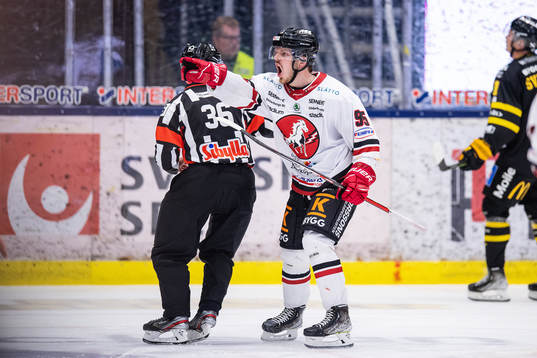 Vita Hästens Johannes Nilsson jublar