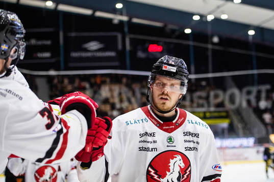 Vita Hästens Johannes Nilsson jublar