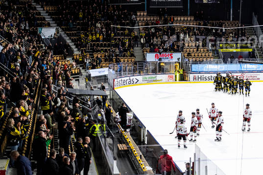 Vita Hästens spelare deppar medan Västerås spelare jublar