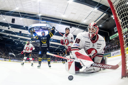 Vita Hästens målvakt Adam Ohre deppar