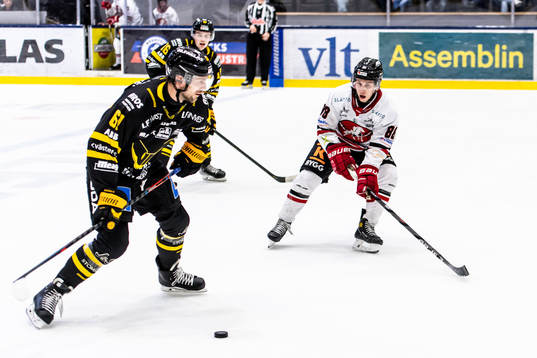 Västerås Daniel Gunnarsson och Vita Hästens Corey Mackin