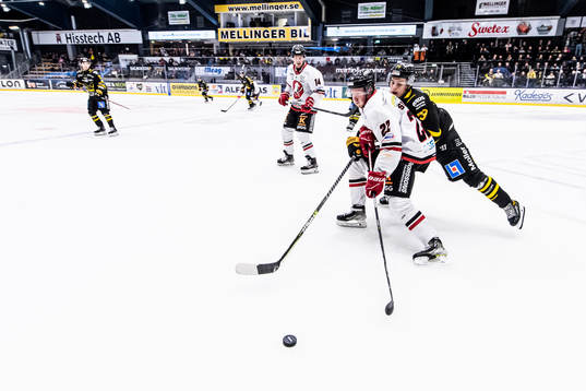 Vita Hästens Hampus Olsson och Västerås Gabriel Kangas
