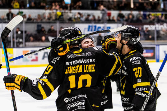 Västerås Jimmie Jansson jublar med lagkamrater
