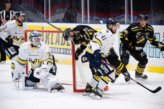 s Christian Sandberg mot HV71:s målvakt Filip Larsson och