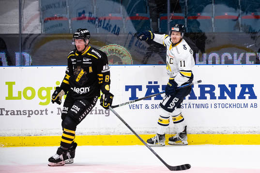 s Alexander Deilert deppar medan HV71:s Simon Önerud jublar