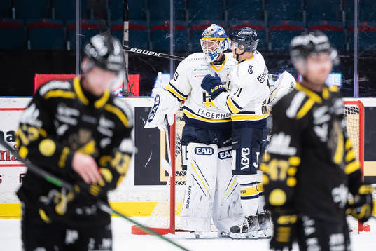s målvakt Filip Larsson och Simon Önerud jublar
