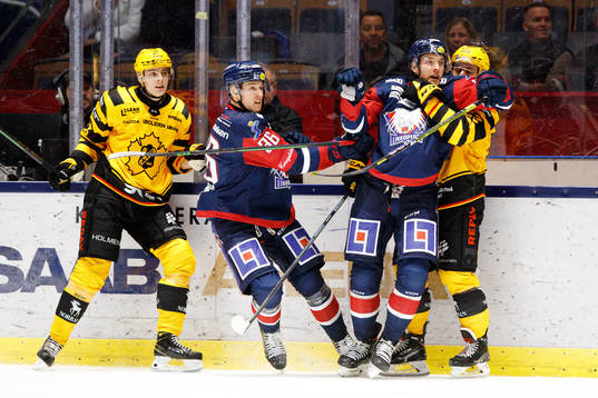 Linköpings Linus Cronholm och Patrick Russel i en kamp mot
