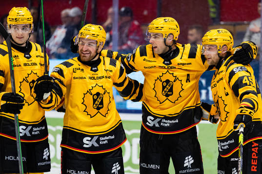 Skellefteås Joakim Lindström jublar med lagkamrater