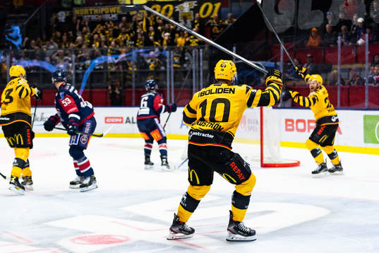 Skellefteås Joakim Lindström och Adam Mascherin jublar
