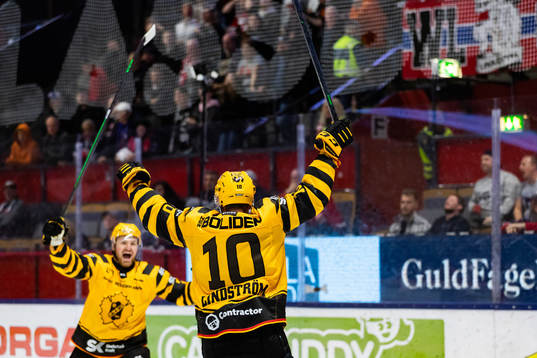 Skellefteås Adam Mascherin och Joakim Lindström jublar