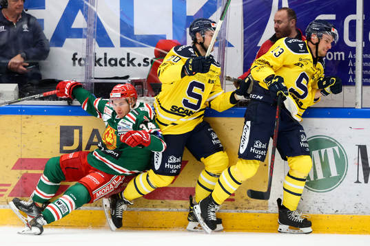Moras Bobby MacIntyre i en kamp mot Södertäljes Tobias
