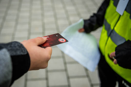 En åskådare med sitt årskort