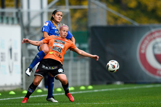 Örebros Carly Wickenheiser och Kristianstads Therese Sessy