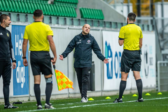 Örebros tränare Rickard Johansson i samtal med domare
