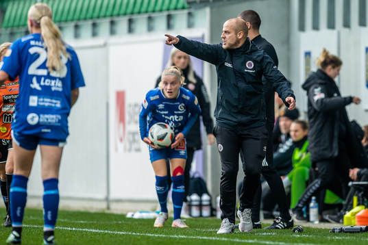 Örebros tränare Rickard Johansson reagerar
