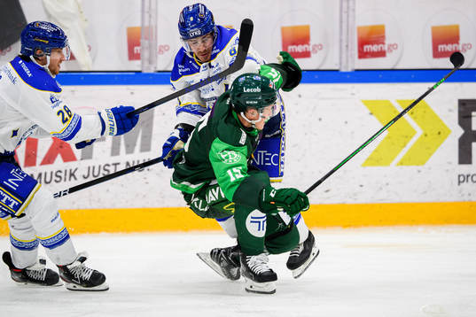 Färjestads Gustav Rydahl i en kamp mot Leksands Justin