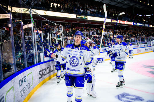 Leksands Carter Ashton jublar med lagkamrater