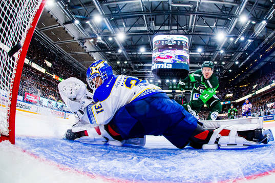 Färjestads Joakim Nygård skjuter 3-3 bakom Leksands