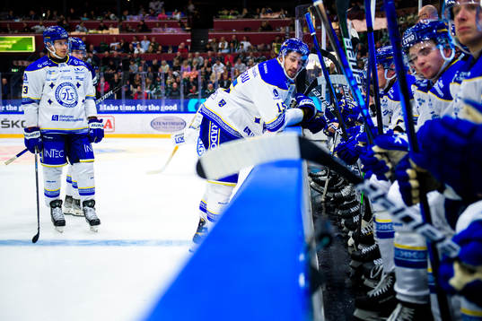 Leksands Max Veronneau deppar med lagkamrater