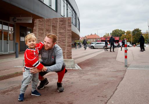 Örebros Robin Kovacs och hälsar på sin son