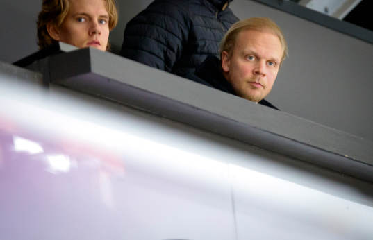 Örebros Juuso Puustinen på läktaren